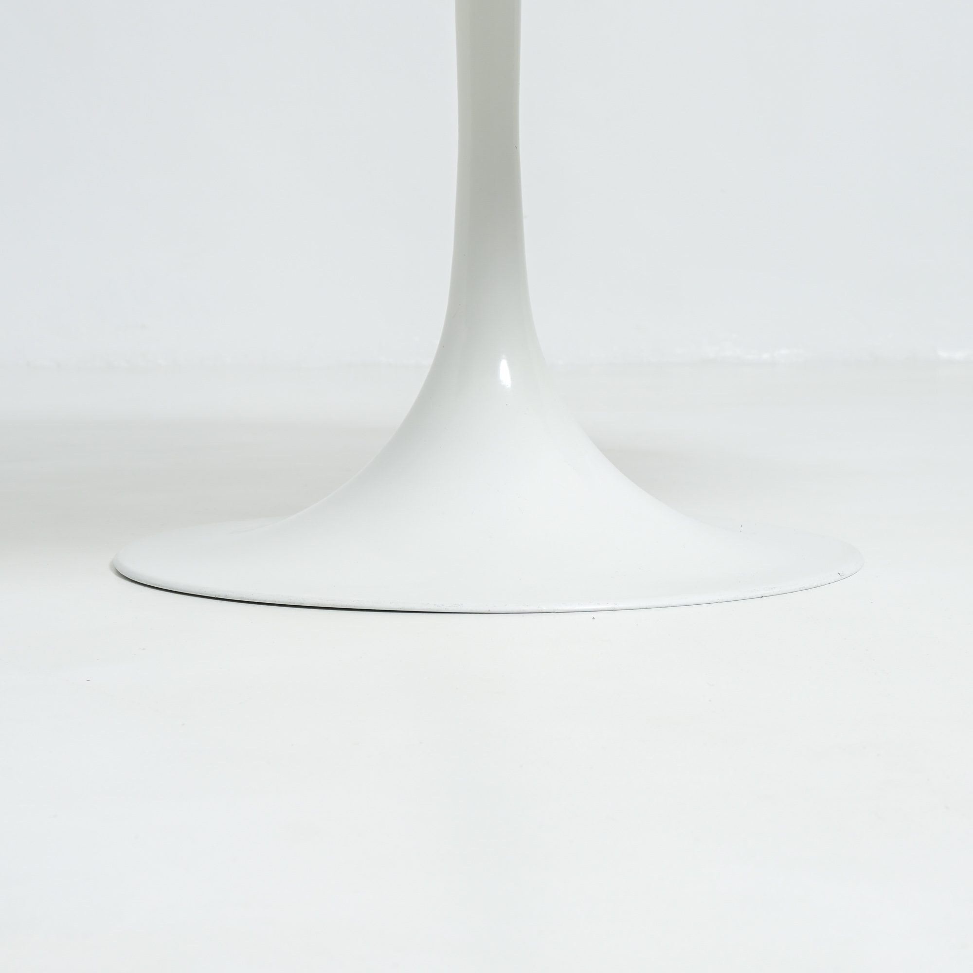 Tulip Dining Table By Eero Saarinen For De Coene Knoll Vintage Design